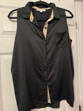 Olive & Oak Black Sleeveless Button-Down Shirt with Cream Trim